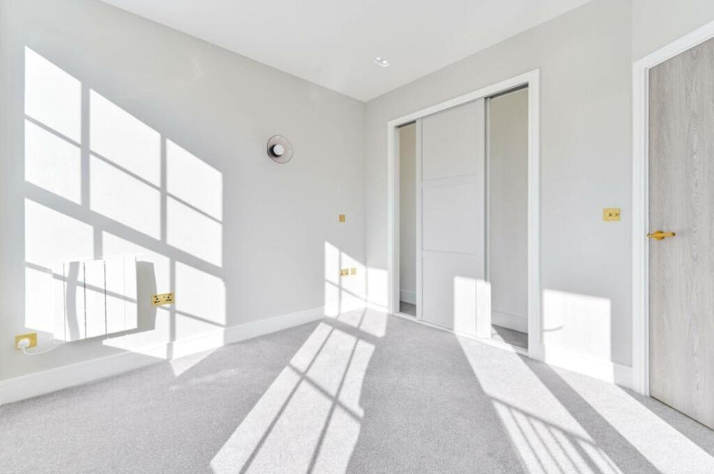 Flat Heaton Road in Greater London