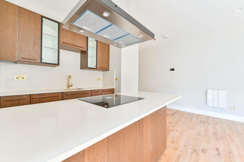 Flat Heaton Road in Greater London