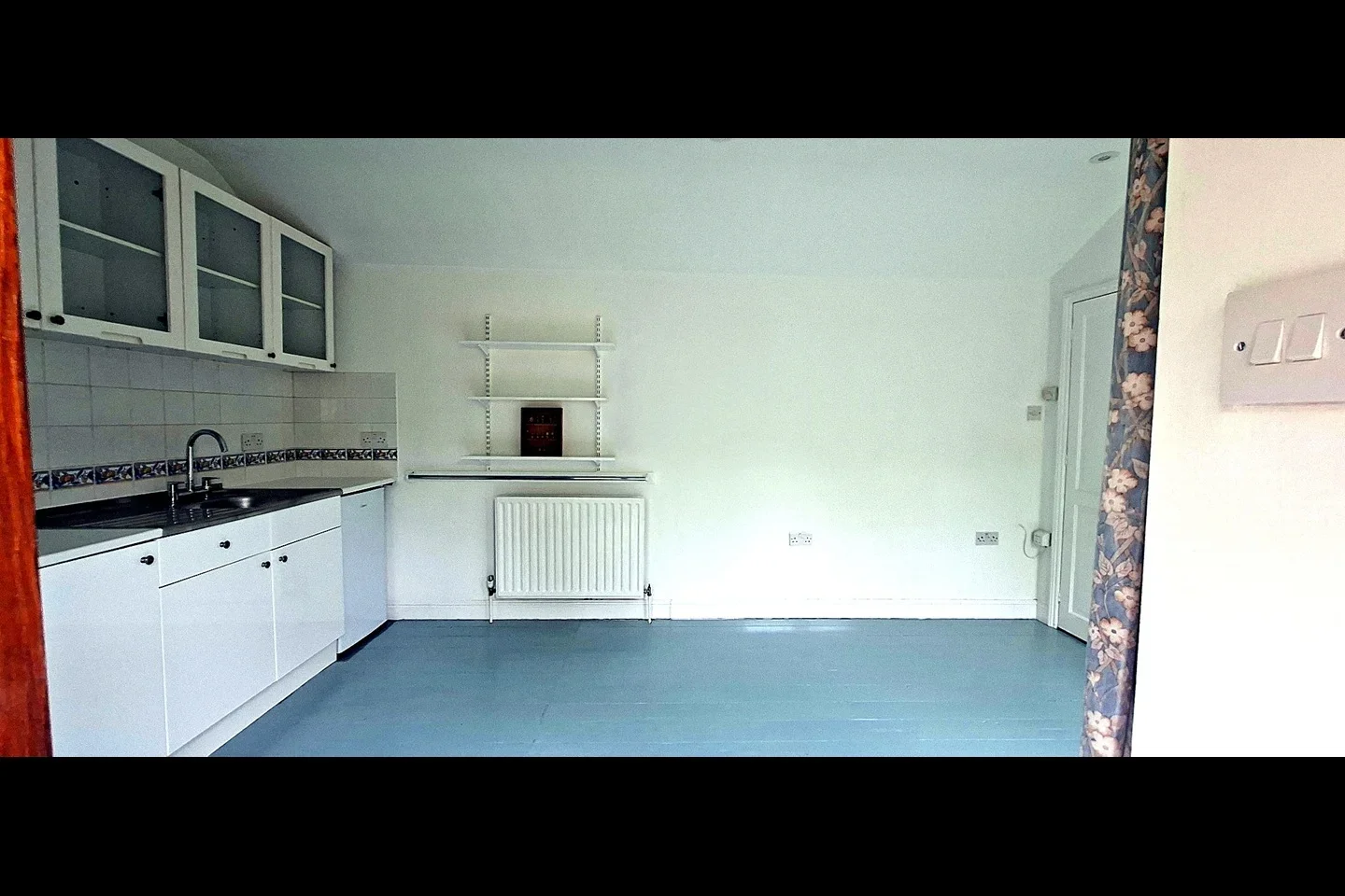 Flat Brockenhurst Gardens in Greater London