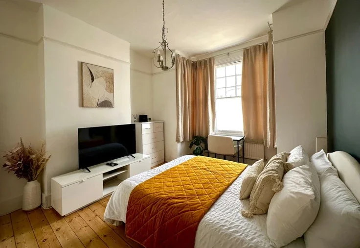 Flat Filmer Road in Greater London