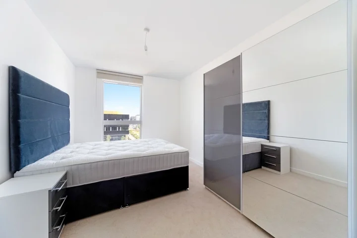 Flat Lismore Boulevard in Greater London