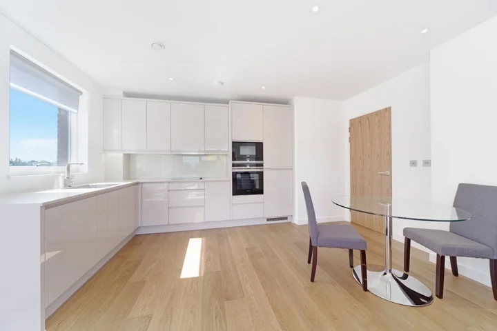 Flat Lismore Boulevard in Greater London