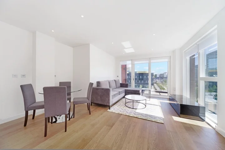 Flat Lismore Boulevard in Greater London