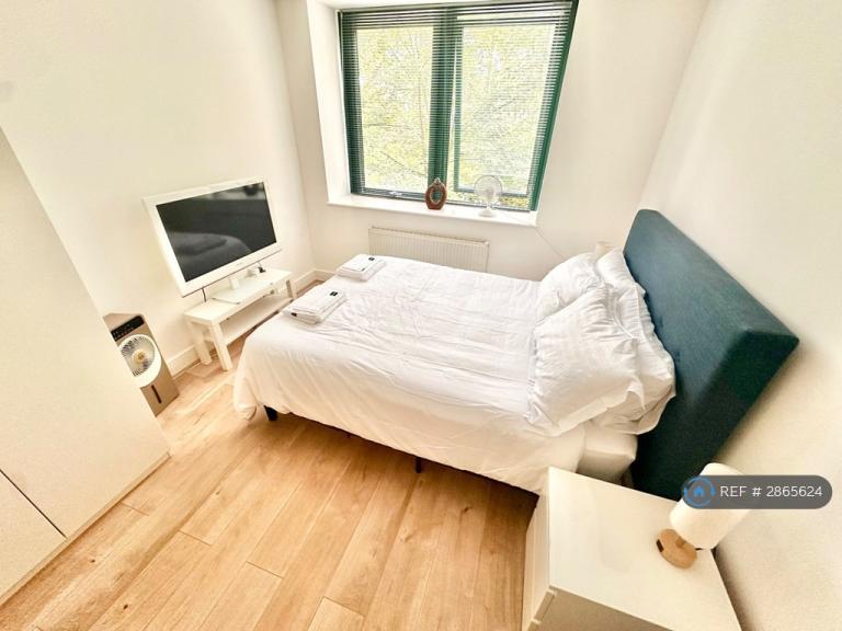 Room Brunswick Road in Greater London
