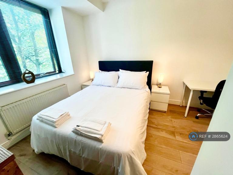 Room Brunswick Road in Greater London