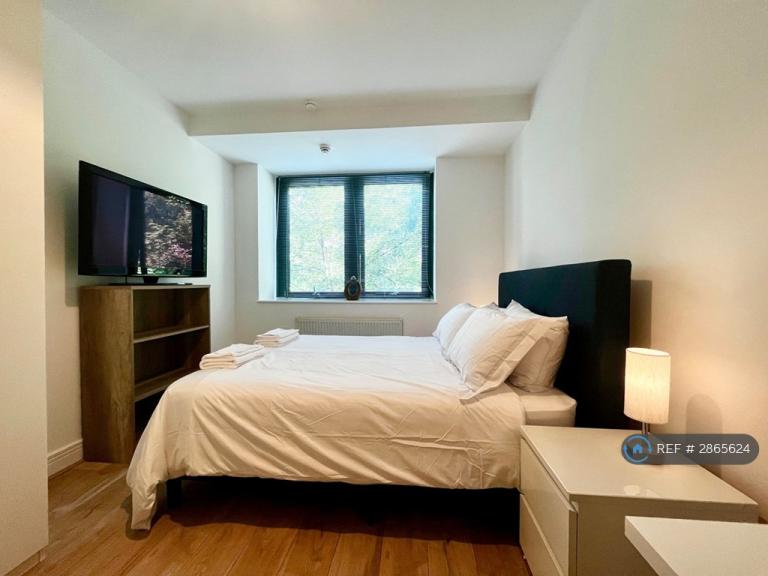 Room Brunswick Road in Greater London