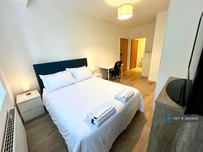 Room Brunswick Road in Greater London
