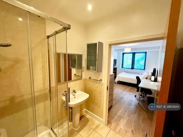 Room Brunswick Road in Greater London