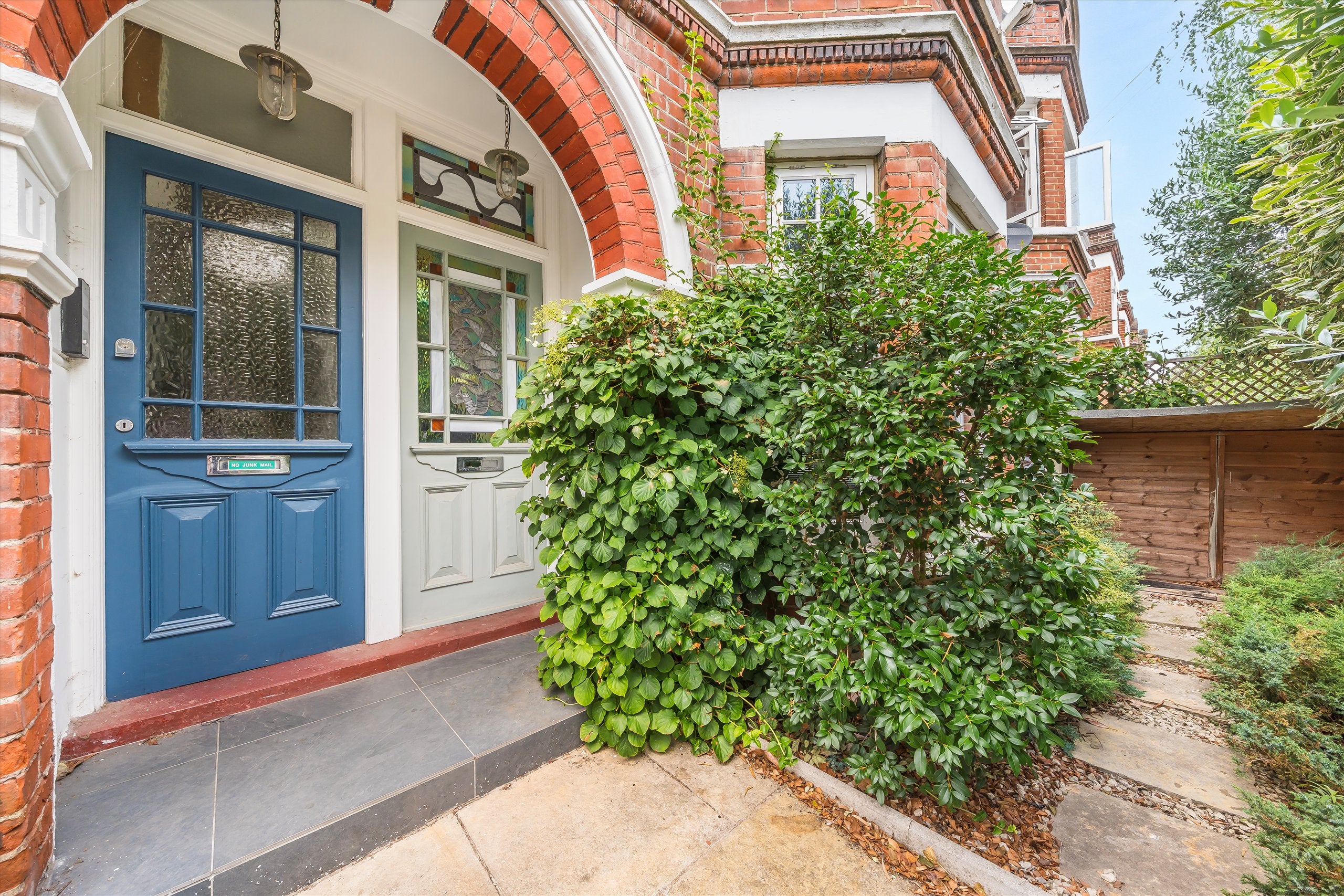 Flat Cowley Road in Greater London