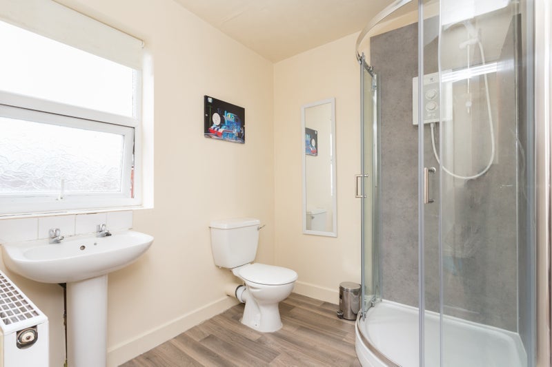 Room East Cliff Road in Preston