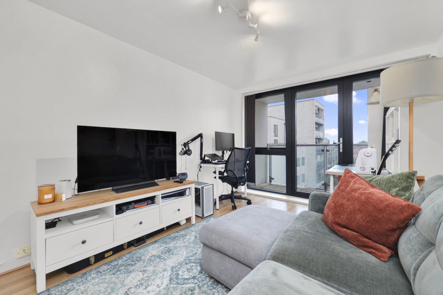 Flat Hillyfield in Greater London