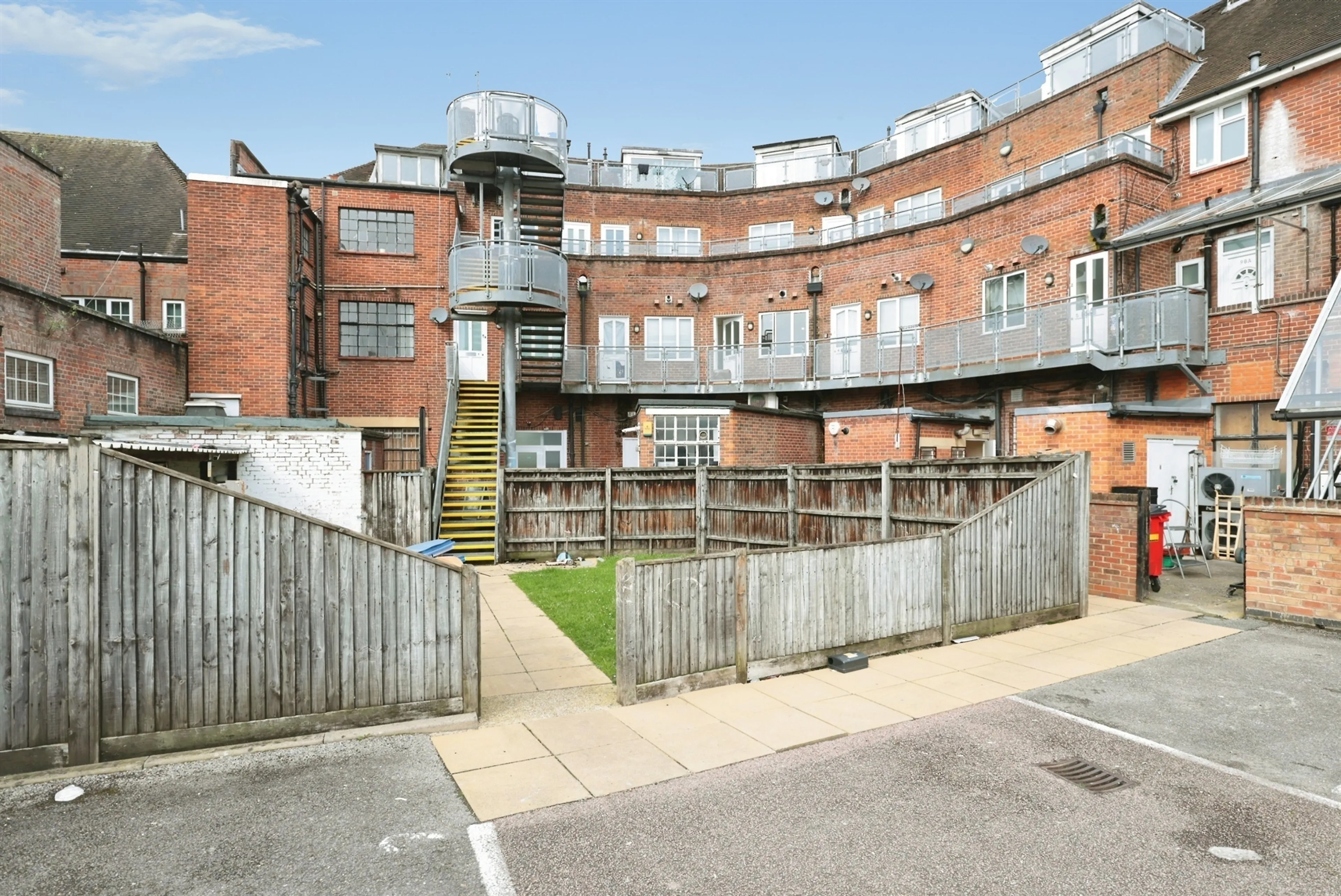 Flat Easton Street in High Wycombe