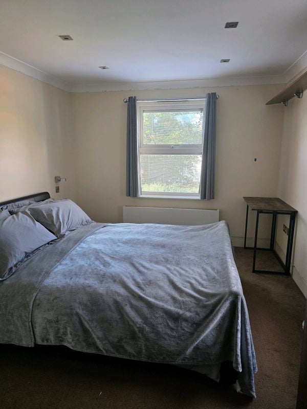 Room Station Road in Greater London
