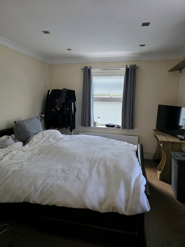 Room Station Road in Greater London