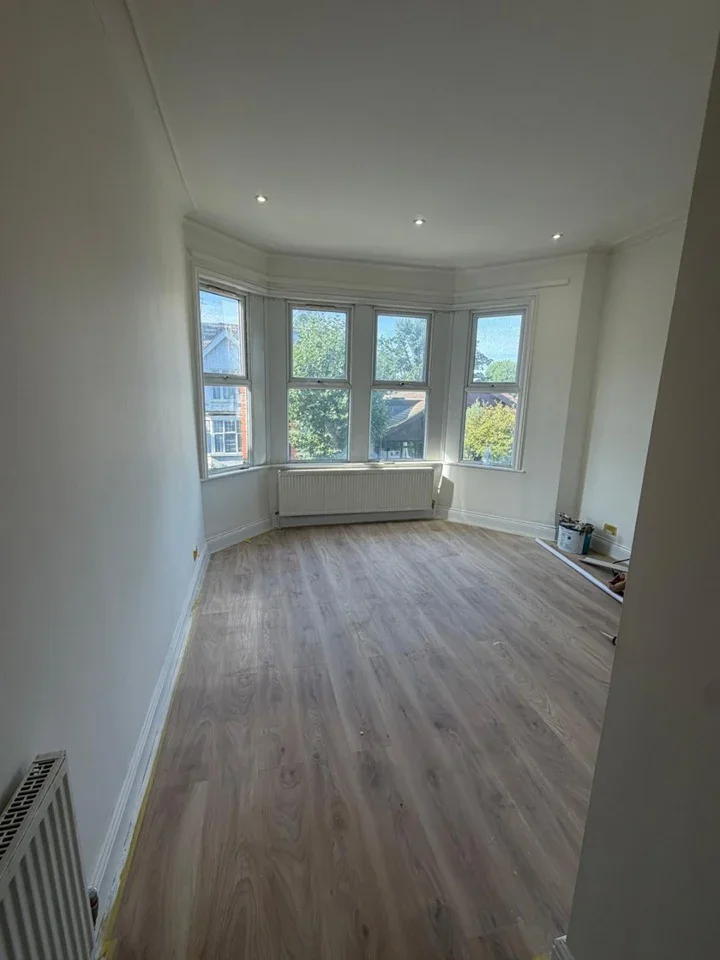 Flat Crescent Road in Greater London