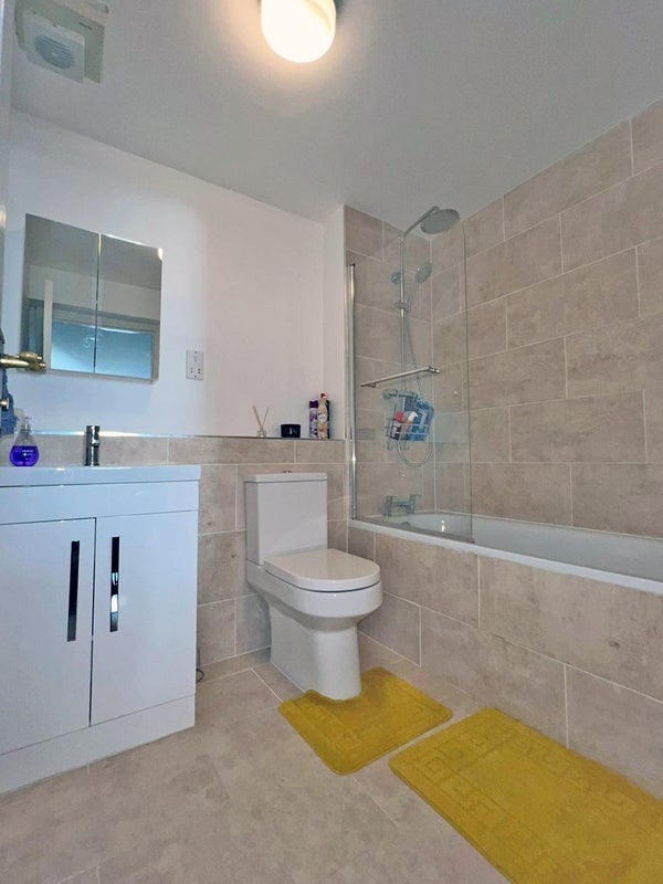 Room Boat Lifter Way in Greater London