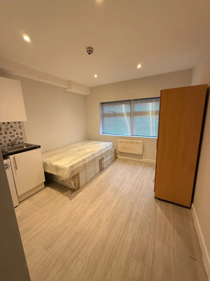 Room Sherwood Avenue in Greater London