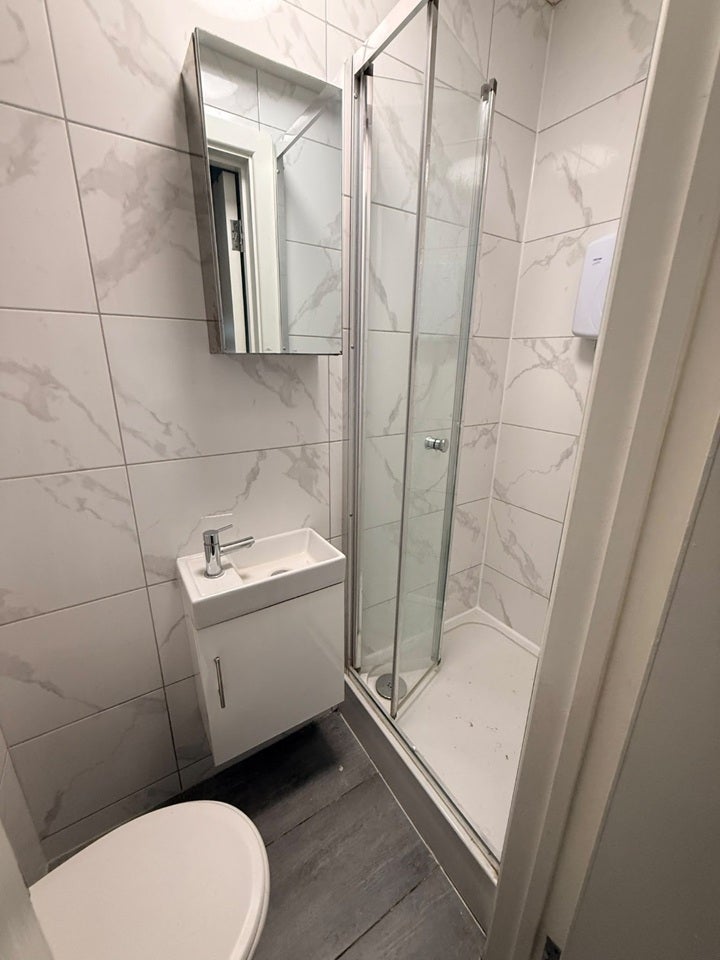 Room Sherwood Avenue in Greater London