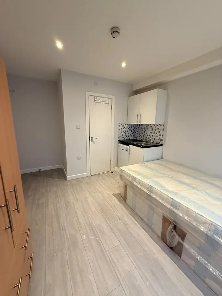 Room Sherwood Avenue in Greater London