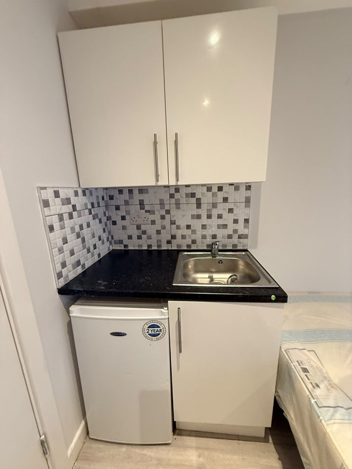 Room Sherwood Avenue in Greater London