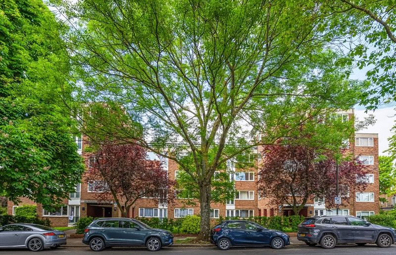 Flat Fellows Road in Greater London