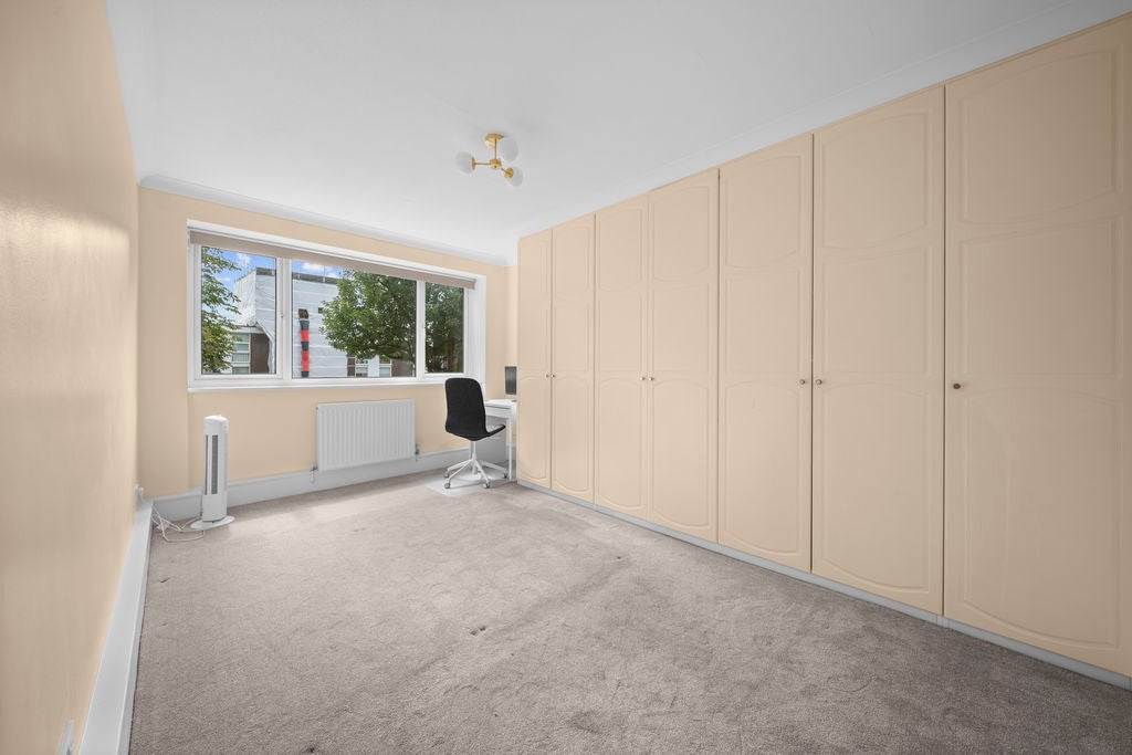 Flat Fellows Road in Greater London