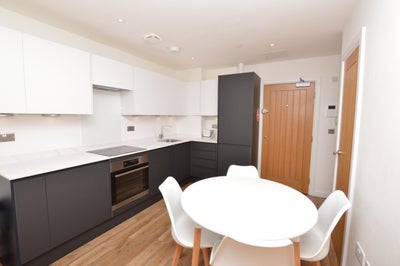 Flat Chertsey Road in Woking