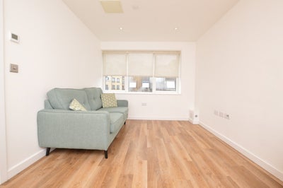 Flat Chertsey Road in Woking