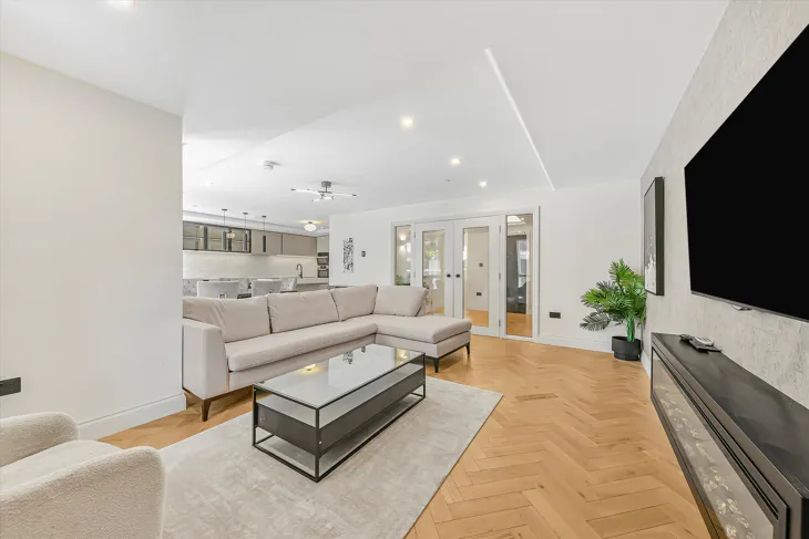 Flat Armitage Road in Greater London