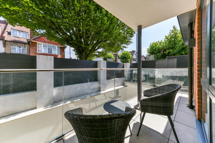 Flat Armitage Road in Greater London