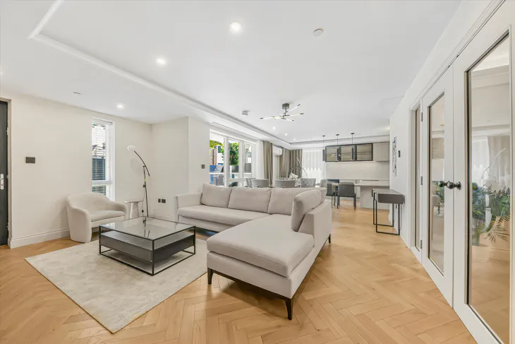 Flat Armitage Road in Greater London