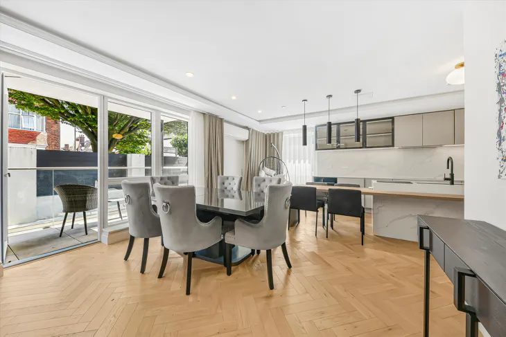 Flat Armitage Road in Greater London