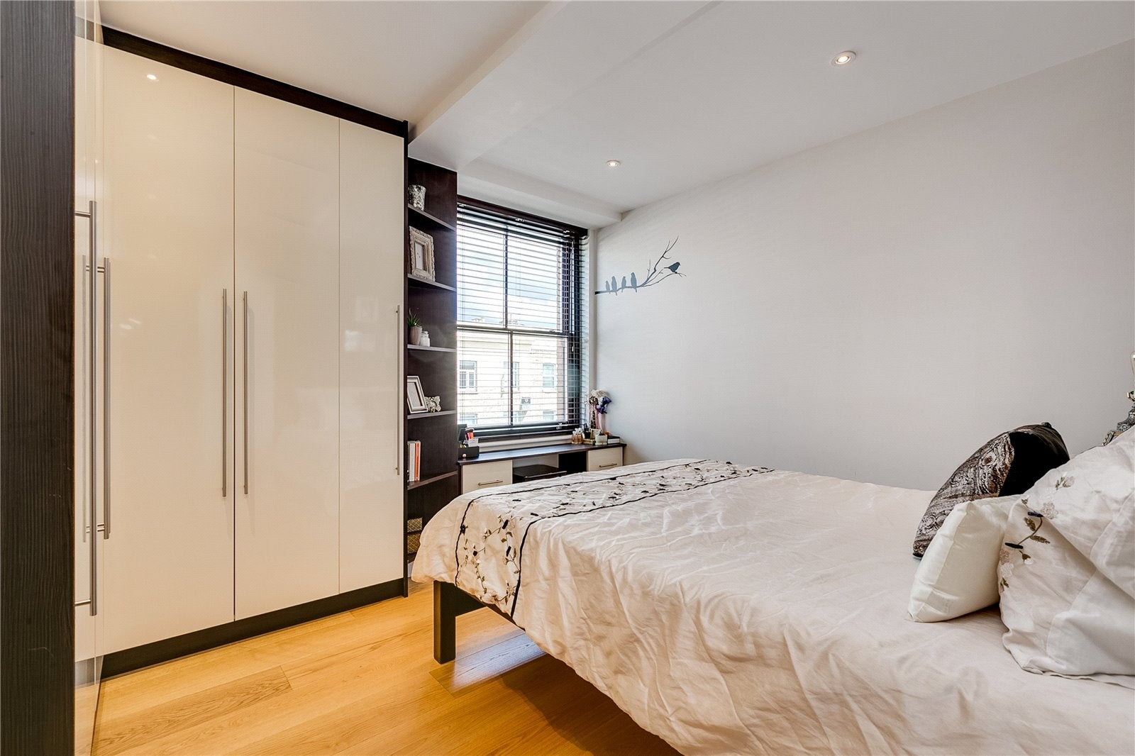 Flat Askew Road in Greater London