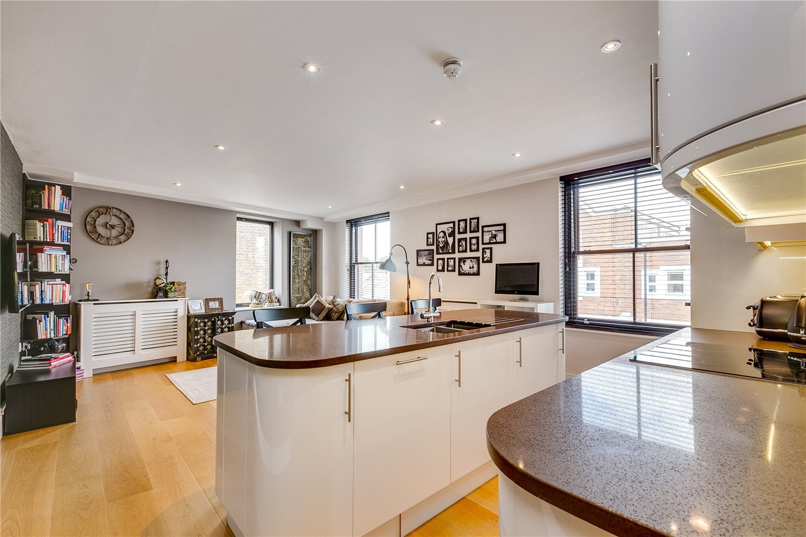 Flat Askew Road in Greater London