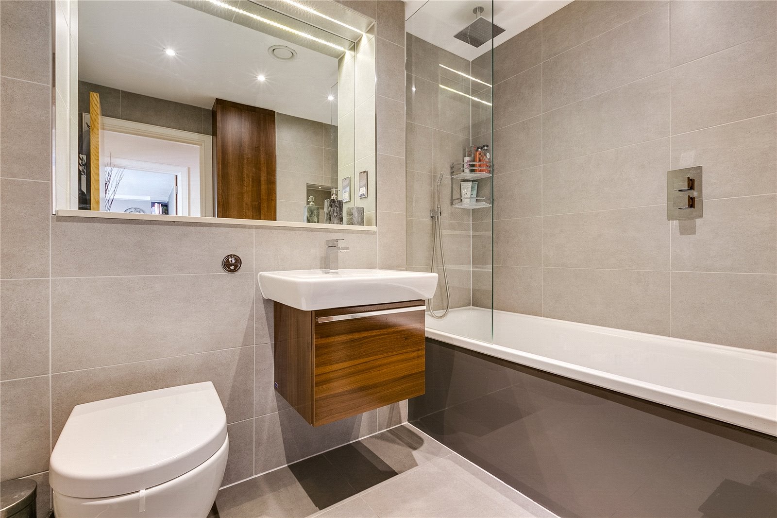 Flat Askew Road in Greater London