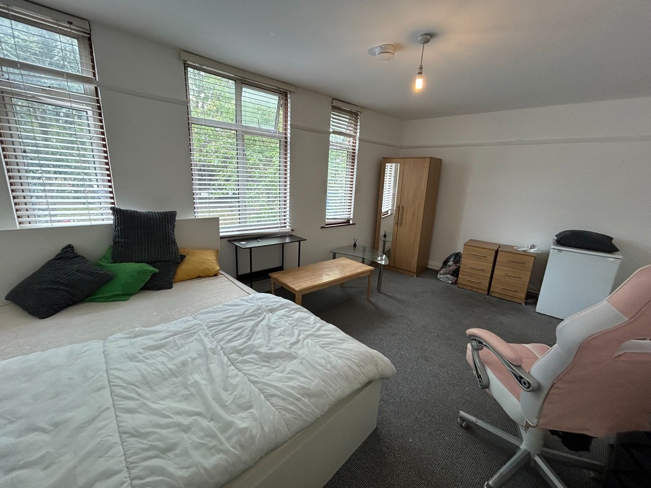 Room Oldfield Lane South in Greater London
