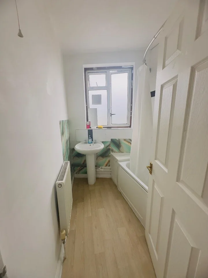 Room Oldfield Lane South in Greater London