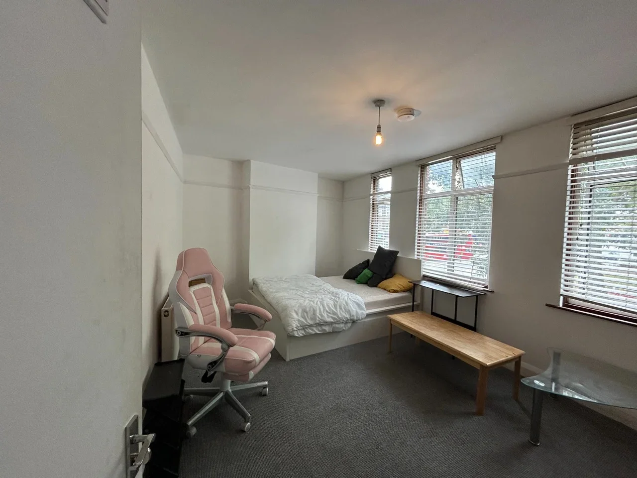 Room Oldfield Lane South in Greater London