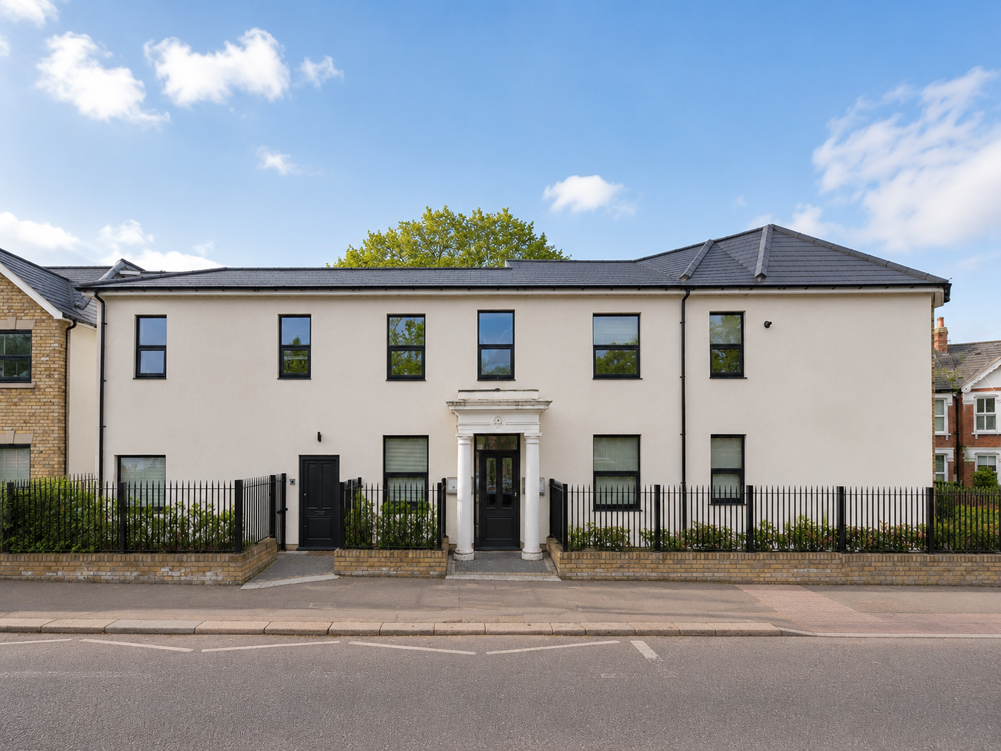 Flat Gunnersbury Lane in Greater London