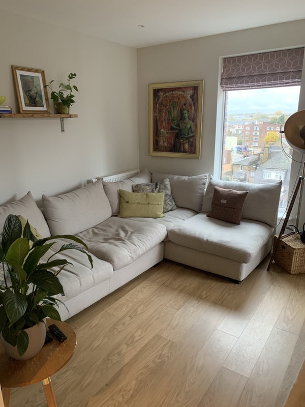 Room Plough Lane in Greater London