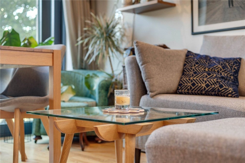 Flat Chartfield Avenue in Greater London