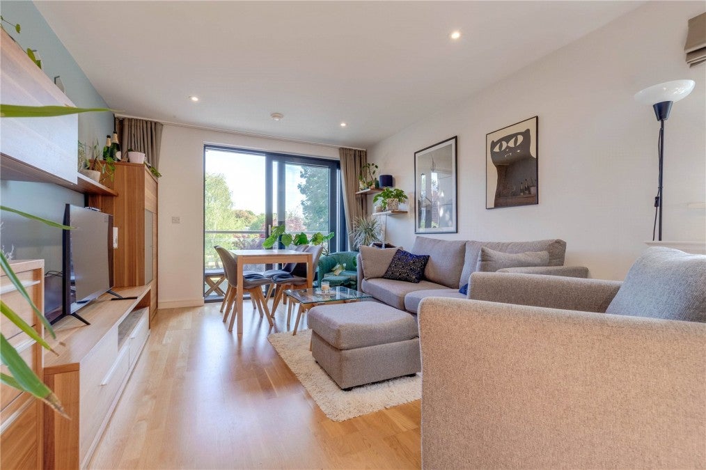 Flat Chartfield Avenue in Greater London