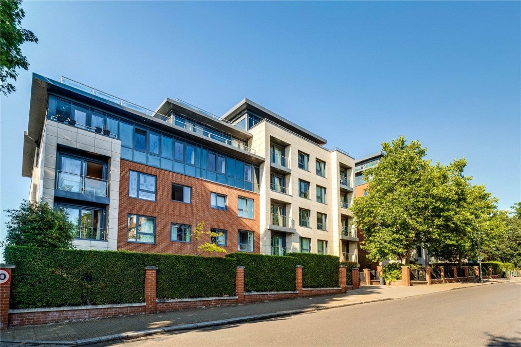 Flat Chartfield Avenue in Greater London