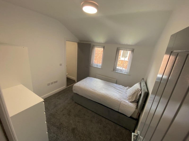 Room Queens Road in Middlesbrough