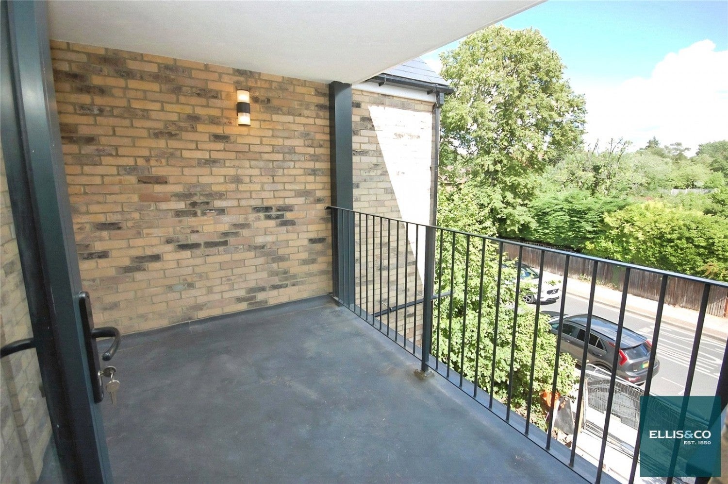 Flat Woodside Park Road in Greater London