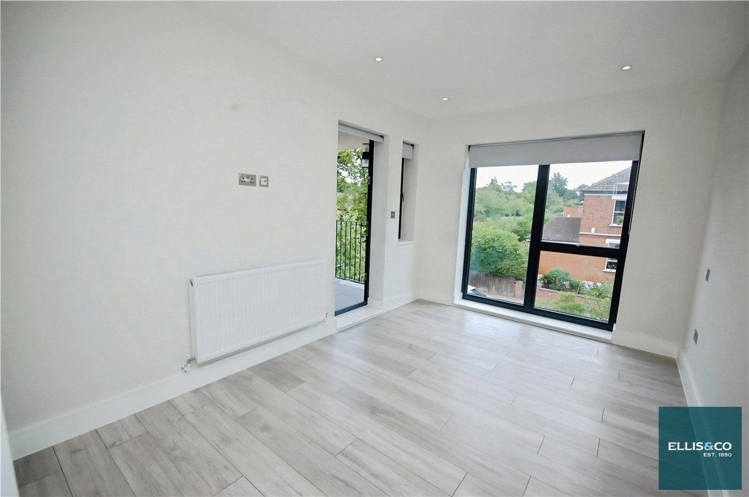 Flat Woodside Park Road in Greater London