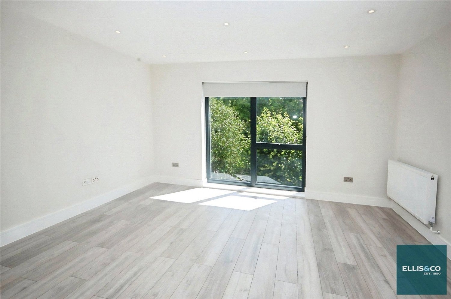 Flat Woodside Park Road in Greater London