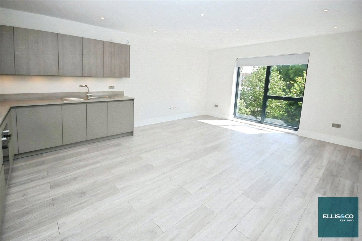 Flat Woodside Park Road in Greater London