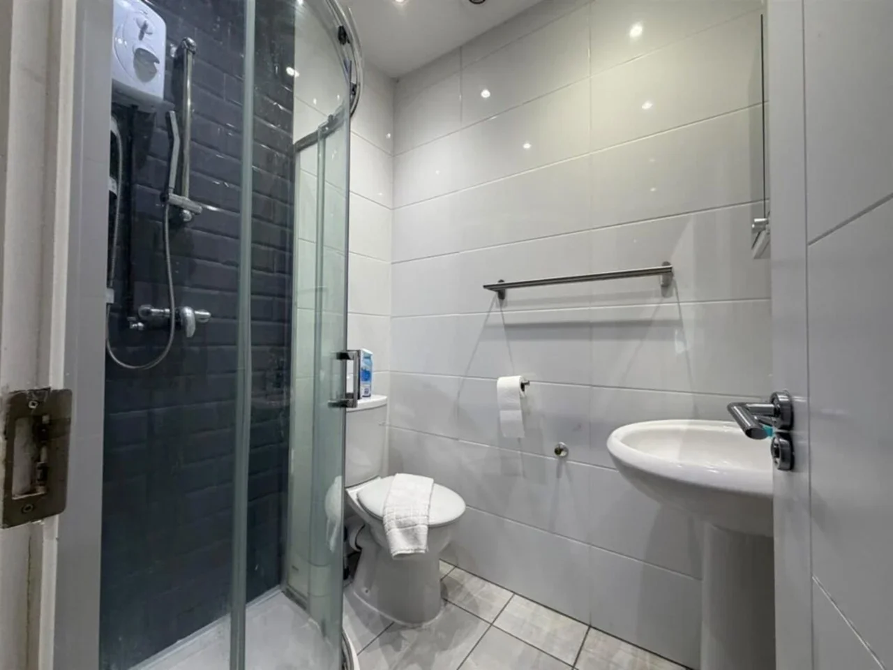 Flat Hogarth Road in Greater London