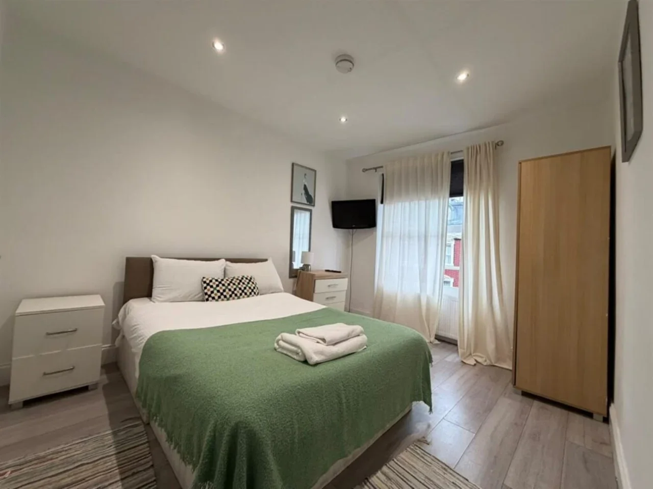 Flat Hogarth Road in Greater London